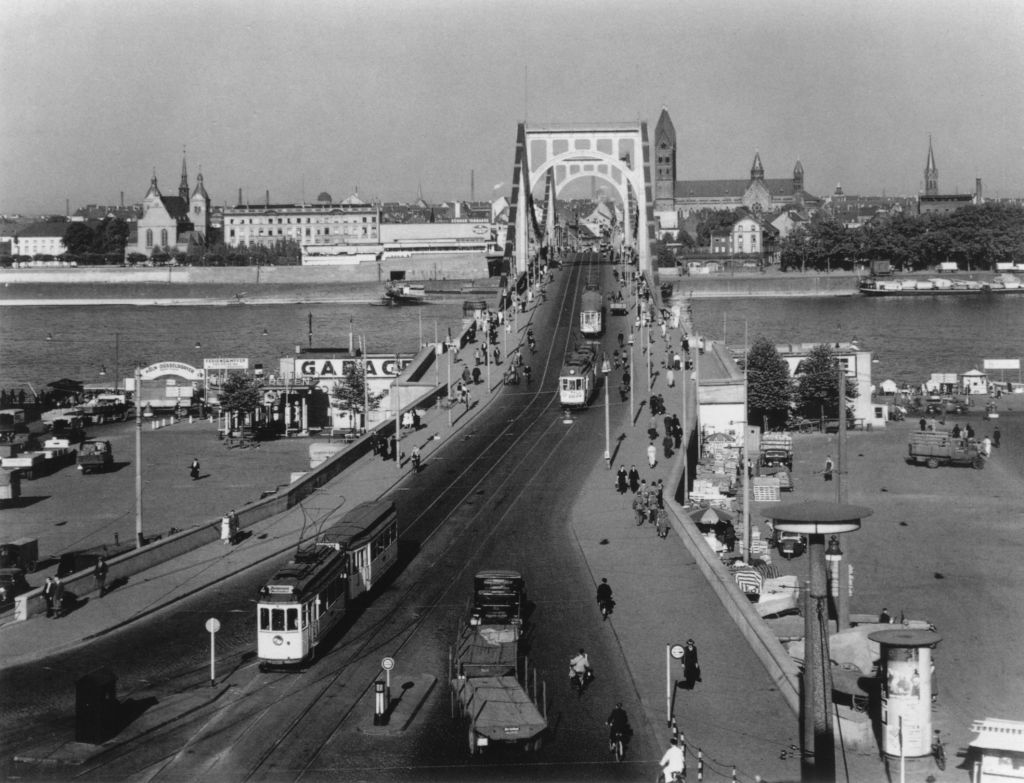 Kln - Cologne - August Sander - 377 - Die Hindenburgbrücke von Kln auf Deutz gesehen.jpg