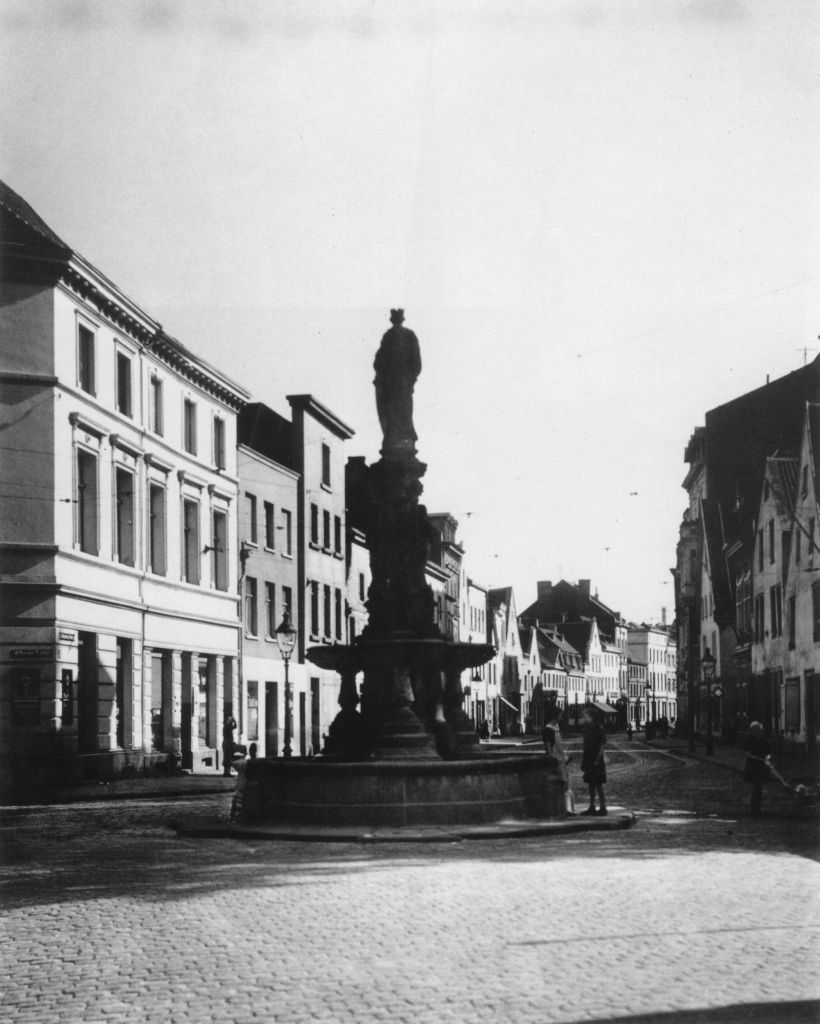 Kln - Cologne - August Sander - 379 - Kln-Mülheim, Freiheitsstrae 30er Jahre.jpg