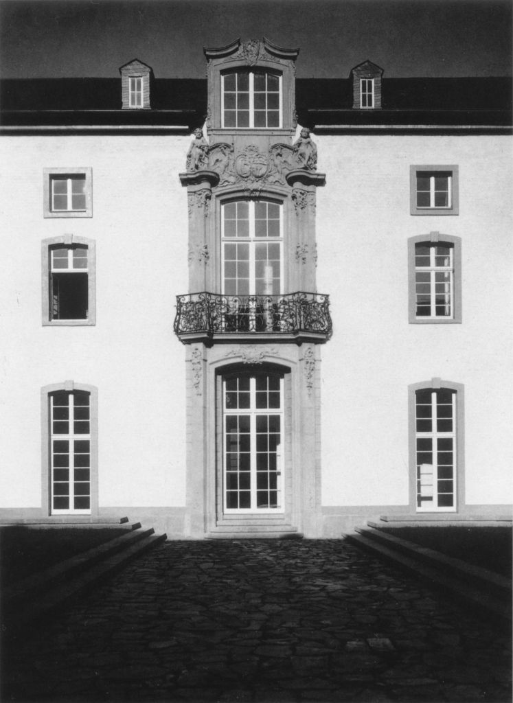 Kln - Cologne - August Sander - 382 - Klosterhof in Deutz nach 1928.jpg