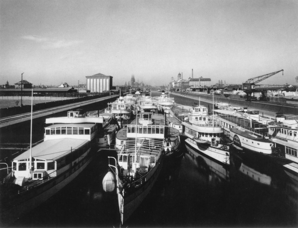 Kln - Cologne - August Sander - 383 - Im Winterhafen von Kln 1920-1930.jpg