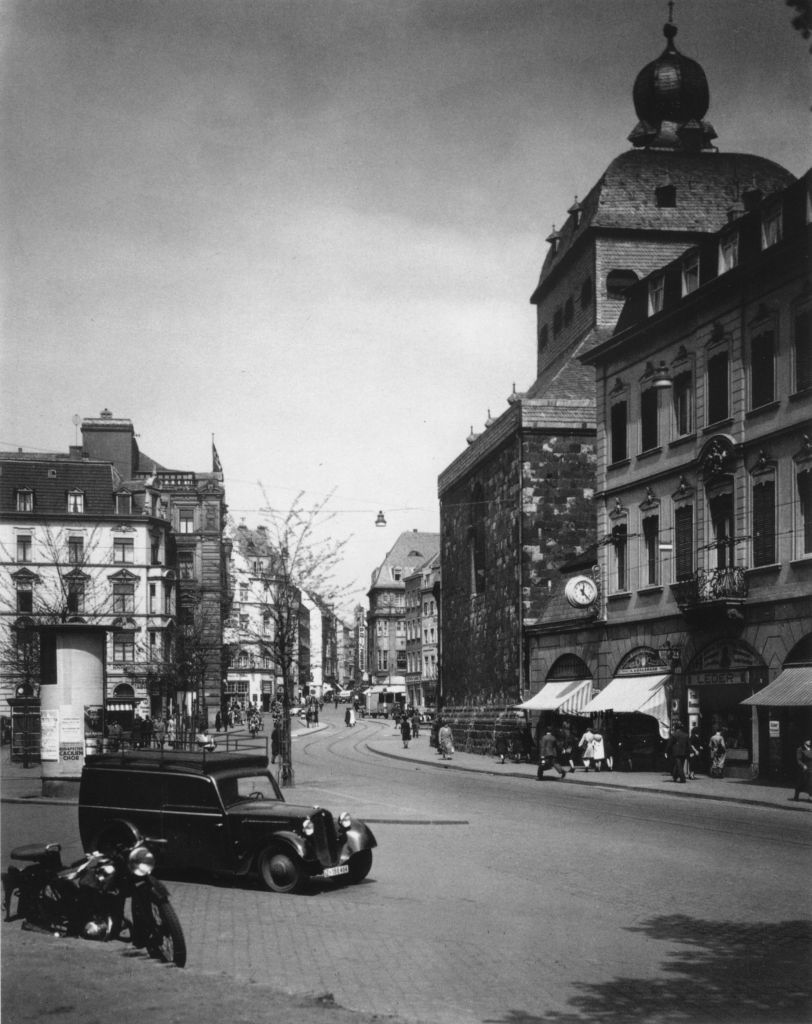 Kln - Cologne - August Sander - 391 - Eingang Hohe Strae 1939.jpg