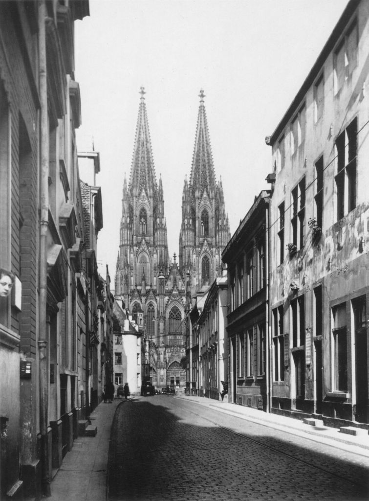 Kln - Cologne - August Sander - 399 - Burgmauer und Dom vor 1935.jpg