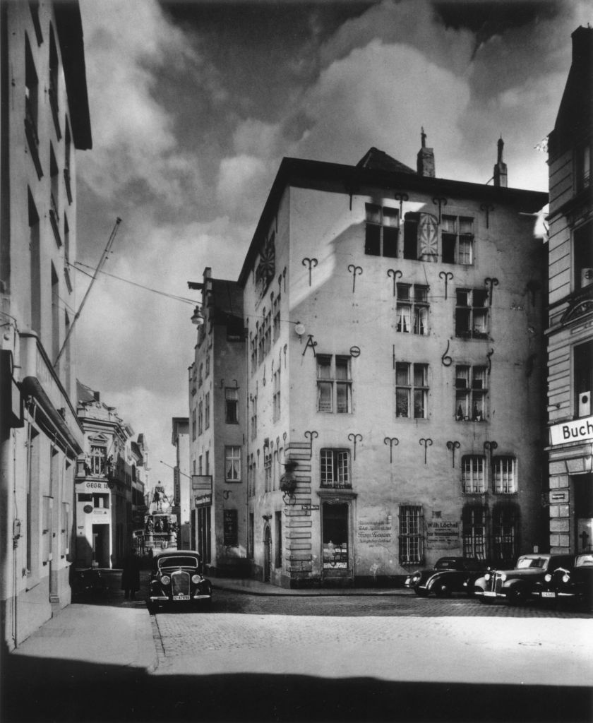 Kln - Cologne - August Sander - 404 - Vor St. Martin ca. 1938.jpg