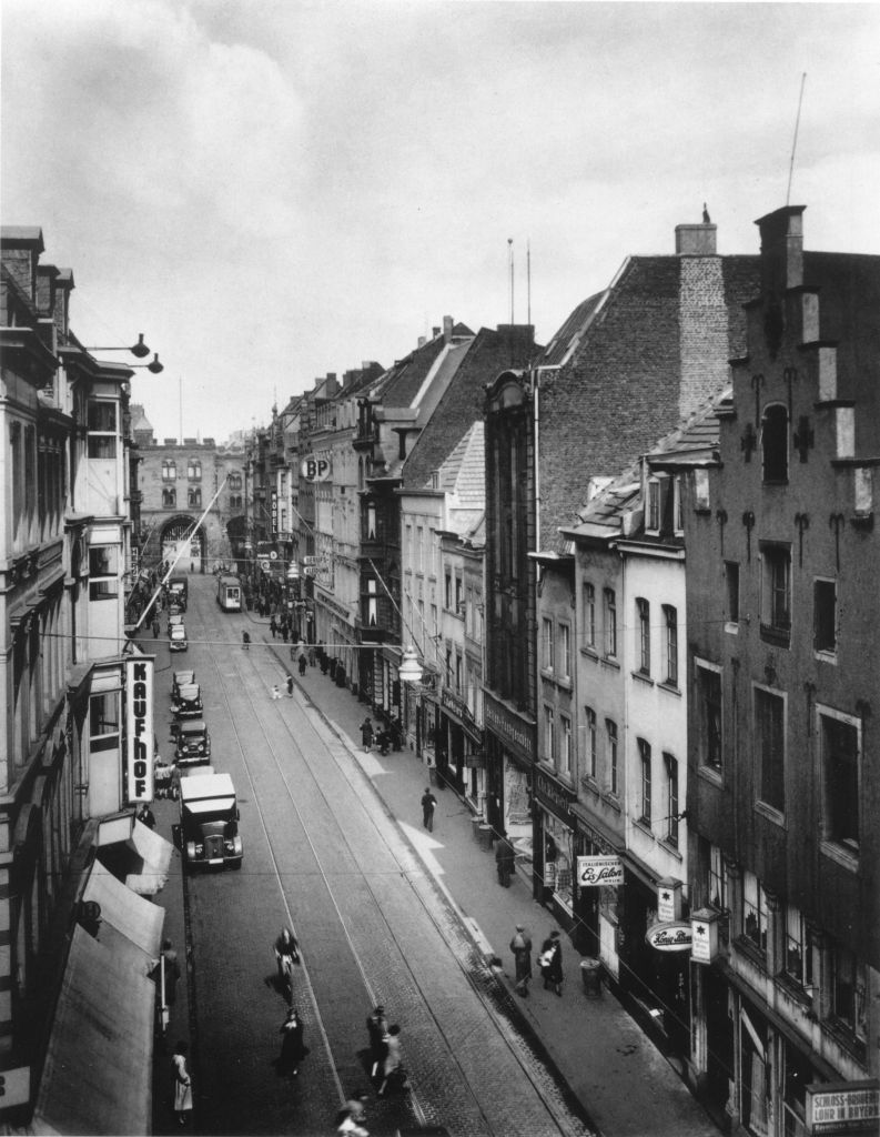 Kln - Cologne - August Sander - 412 - Eigelstein ca.1928.jpg