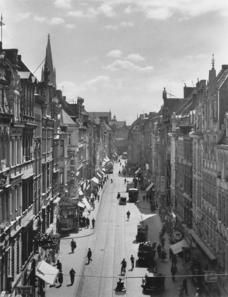 Kln - Cologne - August Sander - 413 - Am Eigelstein ca.1928.jpg