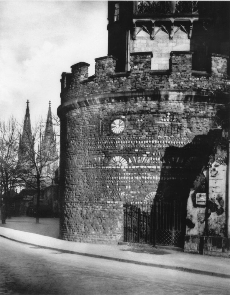 Kln - Cologne - August Sander - 417 - Rmerturm 1950.jpg