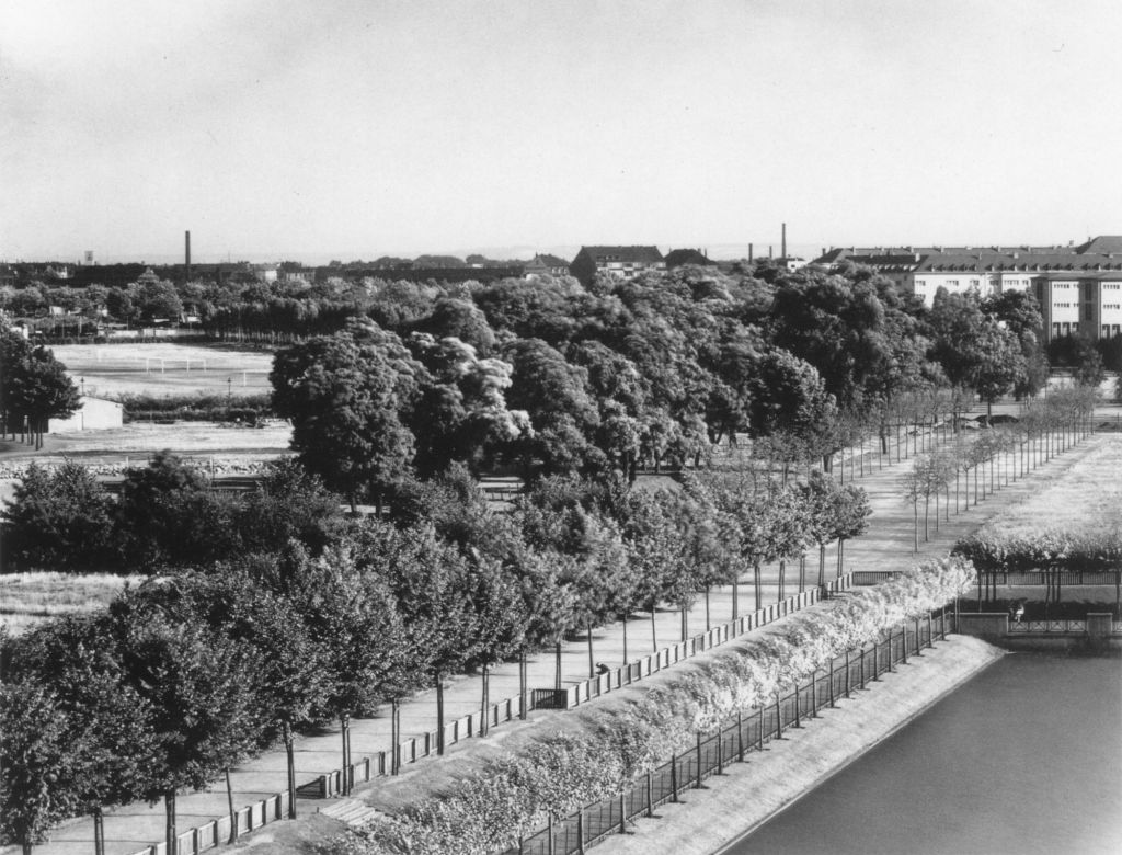 Kln - Cologne - August Sander - 423 - Partie am Grüngürtel nach 1934.jpg