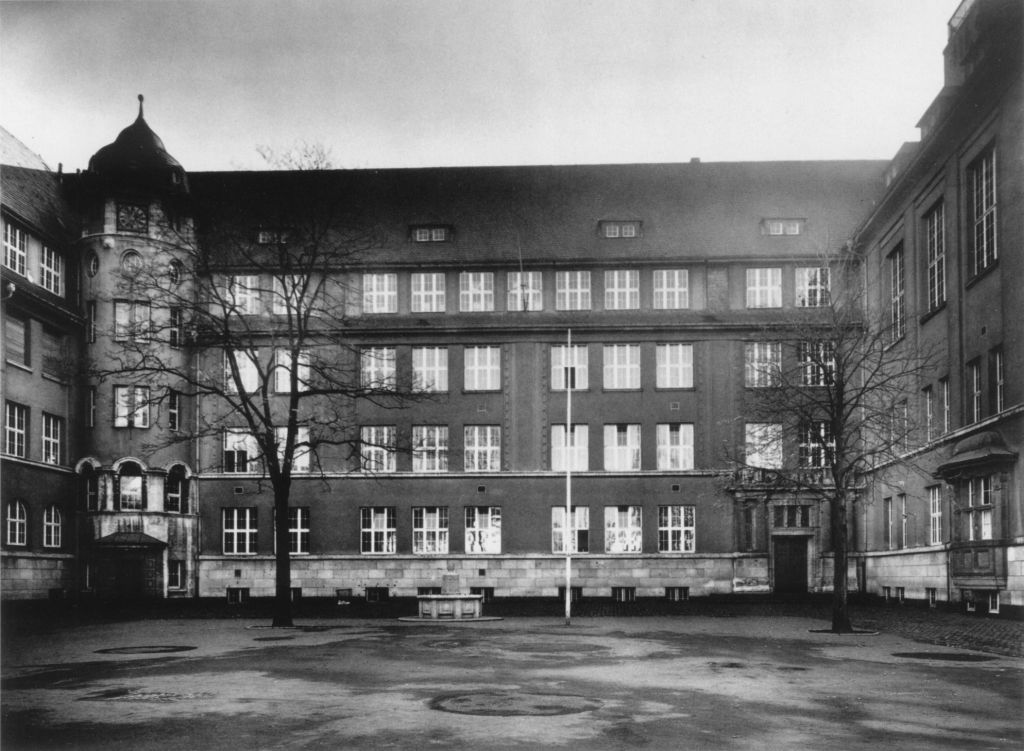 Kln - Cologne - August Sander - 425 - Realgymnasium Lindenthal 30er Jahre.jpg