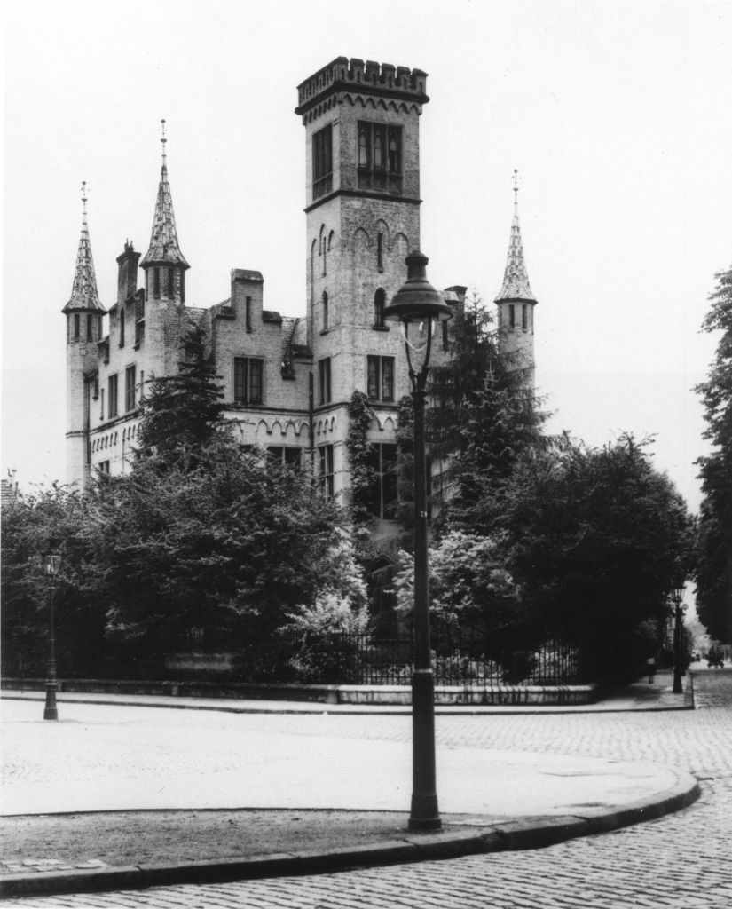 Kln - Cologne - August Sander - 426 - Falkenburg in Lindenthal 30er Jahre.jpg