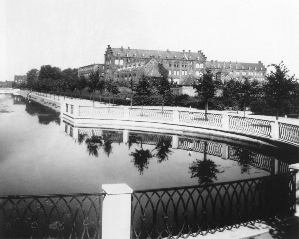 Kln - Cologne - August Sander - 432 - Lindenthal, Kloster 30er Jahre.jpg