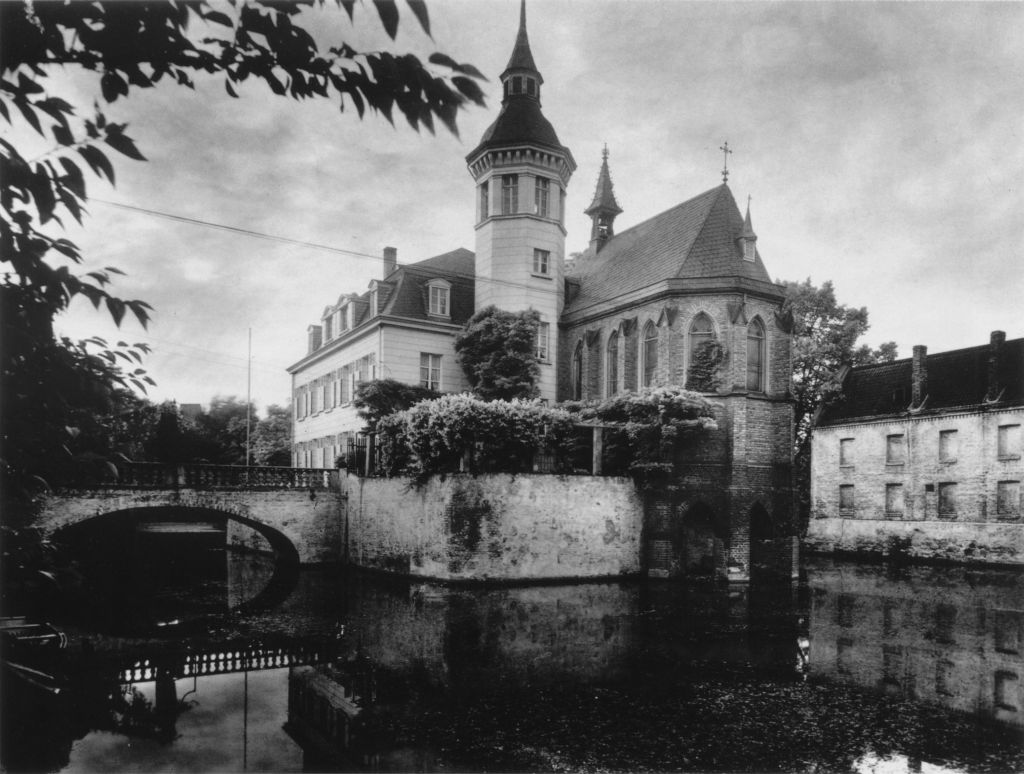 Kln - Cologne - August Sander - 447 - Kln-Sülz, Weihaus 1920-1939.jpg