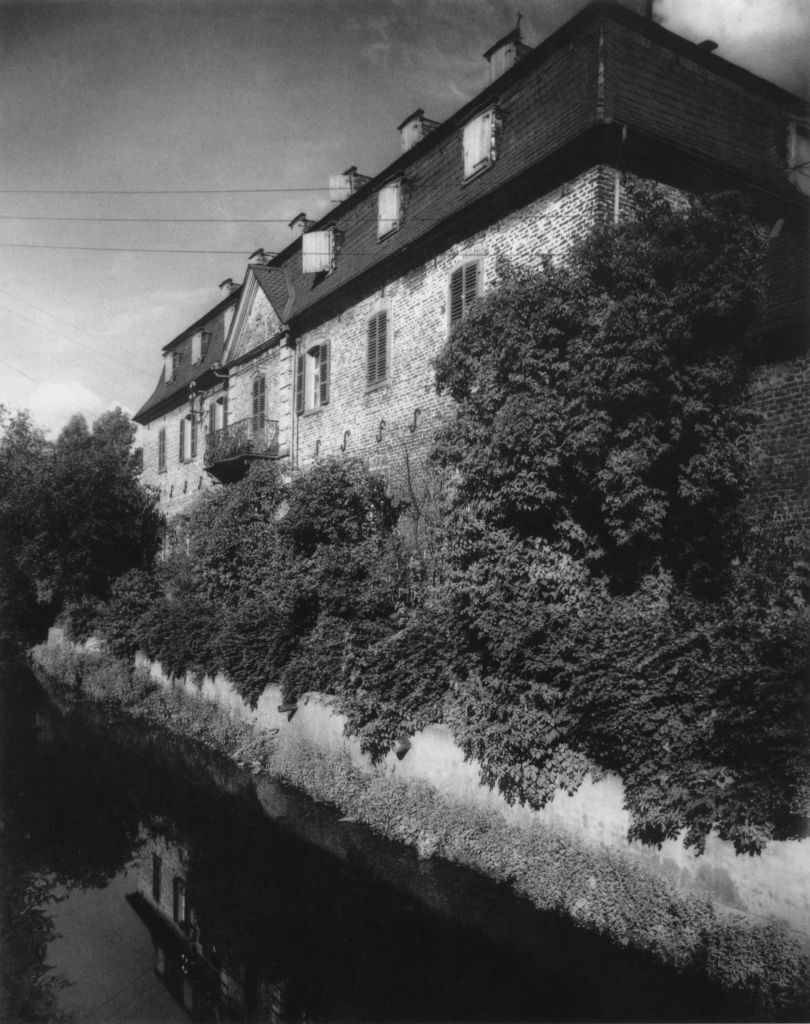 Kln - Cologne - August Sander - 449 - Wasserschlo Efferen 1920-1939.jpg