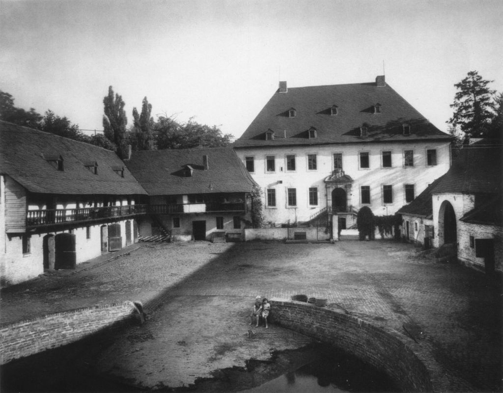 Kln - Cologne - August Sander - 450 - Rittergut Horbell vor 1934.jpg