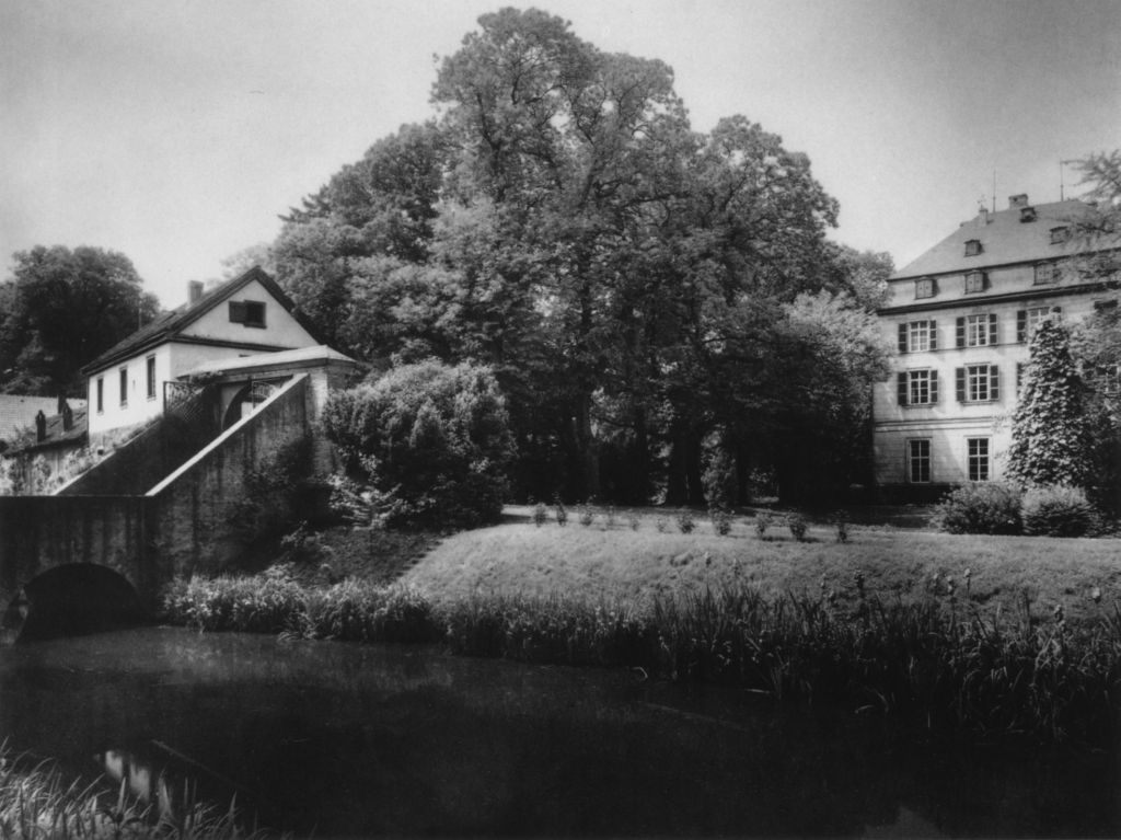 Kln - Cologne - August Sander - 453 - Wasserschlo Hermülheim 1920-1939.jpg