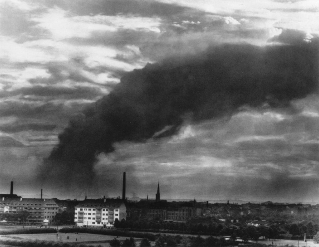 Kln - Cologne - August Sander - 457 - Knapsack-Wolke über Kln 30er Jahre.jpg