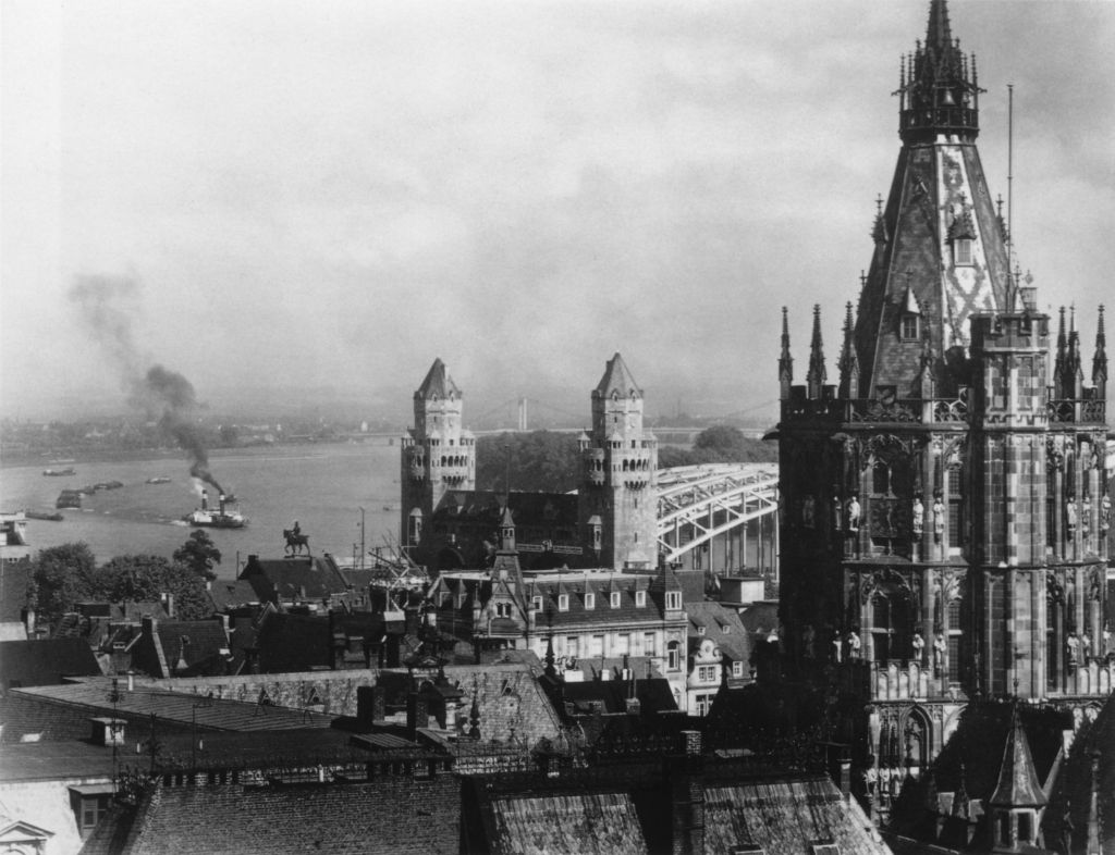 Kln - Cologne - August Sander - 477 - Rathaus und Hohenzollernbrücke 1938.jpg