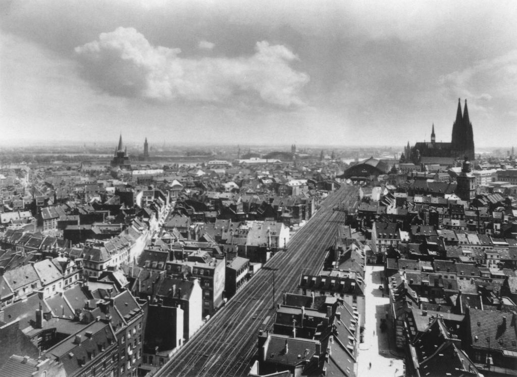 Kln - Cologne - August Sander - 464 - Blick vom Hochhaus auf den Bahnhof nach 1928.jpg