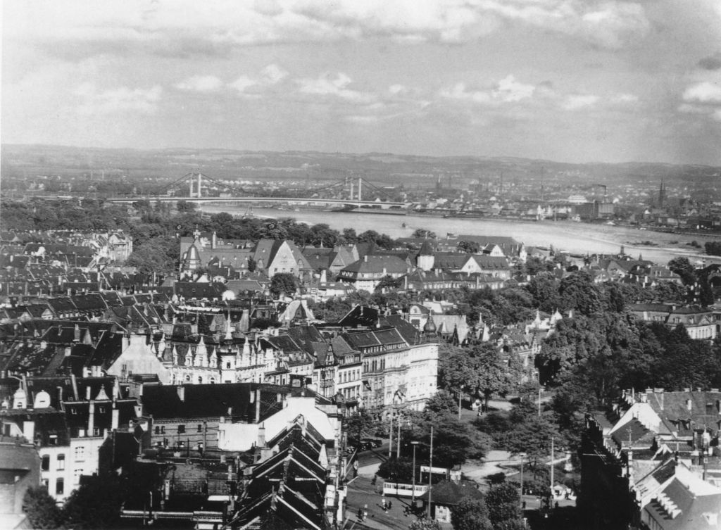 Kln - Cologne - August Sander - 467 - Blick auf Mülheim 1939.jpg