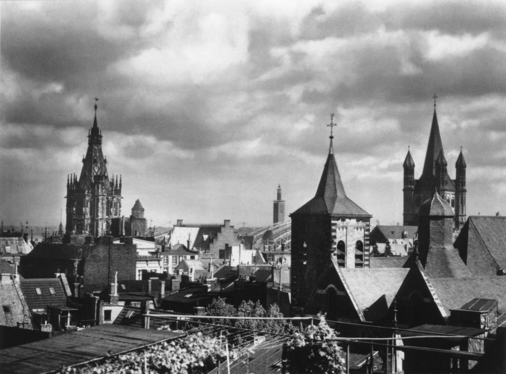 Kln - Cologne - August Sander - 471 - St. Martin, Rathaus und St. Alban nach 1928.jpg