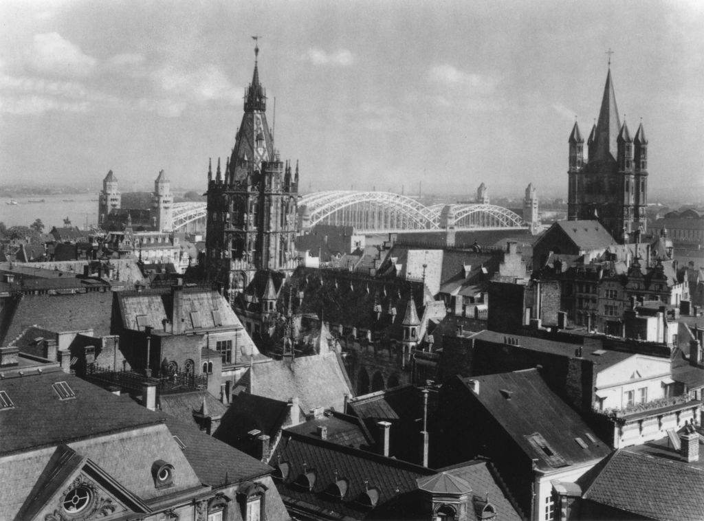 Kln - Cologne - August Sander - 472 - Hohenzollernbrücke, Rathaus, Gro St. Mart.jpg