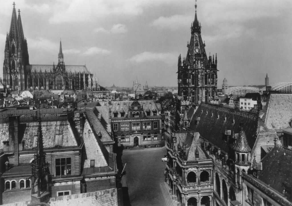 Kln - Cologne - August Sander - 473 - ber den Dchern, Rathaus und Dom ca. 1938.jpg