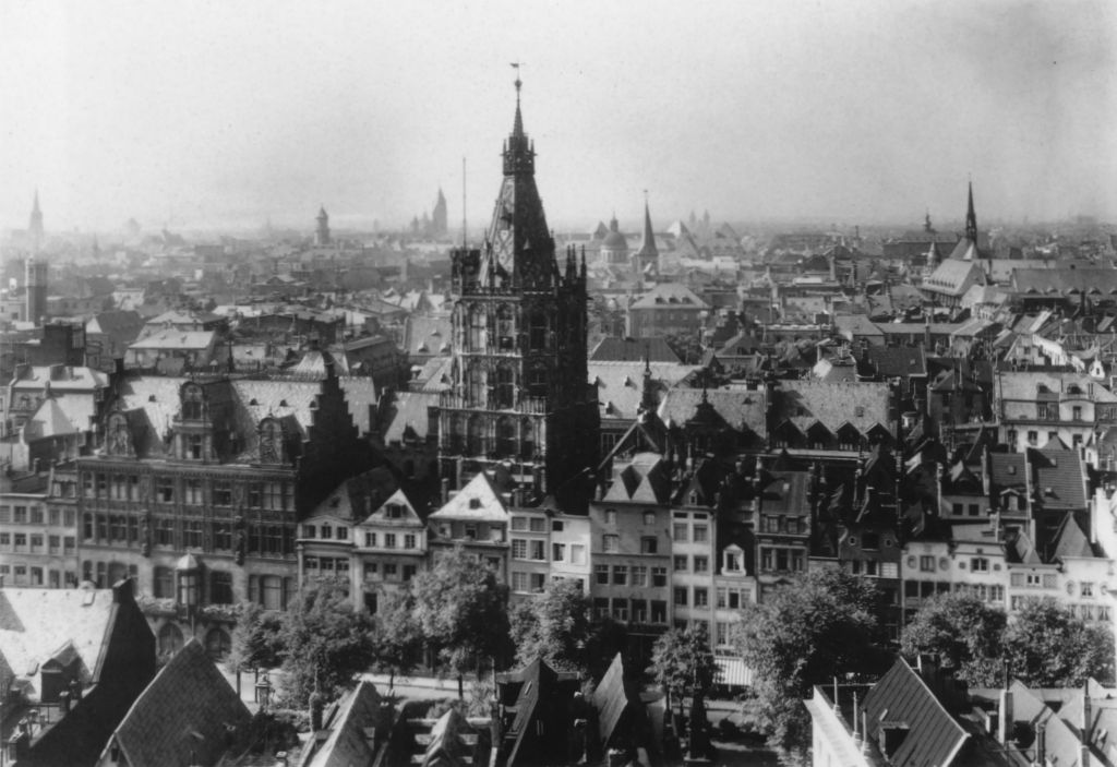 Kln - Cologne - August Sander - 479 - Blick über Alter Markt und Rathaus ca. 1938.jpg