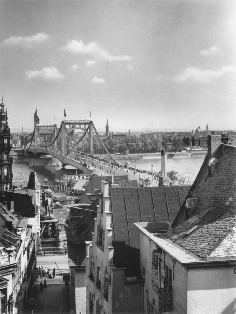 Kln - Cologne - August Sander - 481 - Partie an der Hngebrücke 30er Jahre.jpg