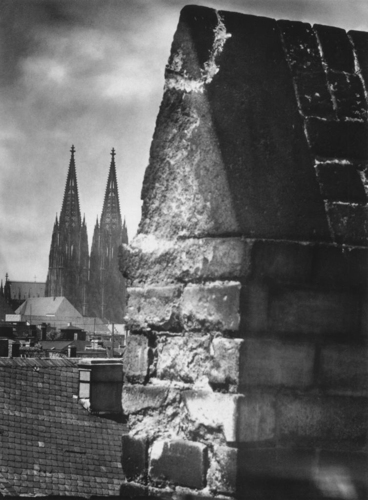 Kln - Cologne - August Sander - 485 - Blick vom Hahnentor auf den Dom 30er Jahre.jpg