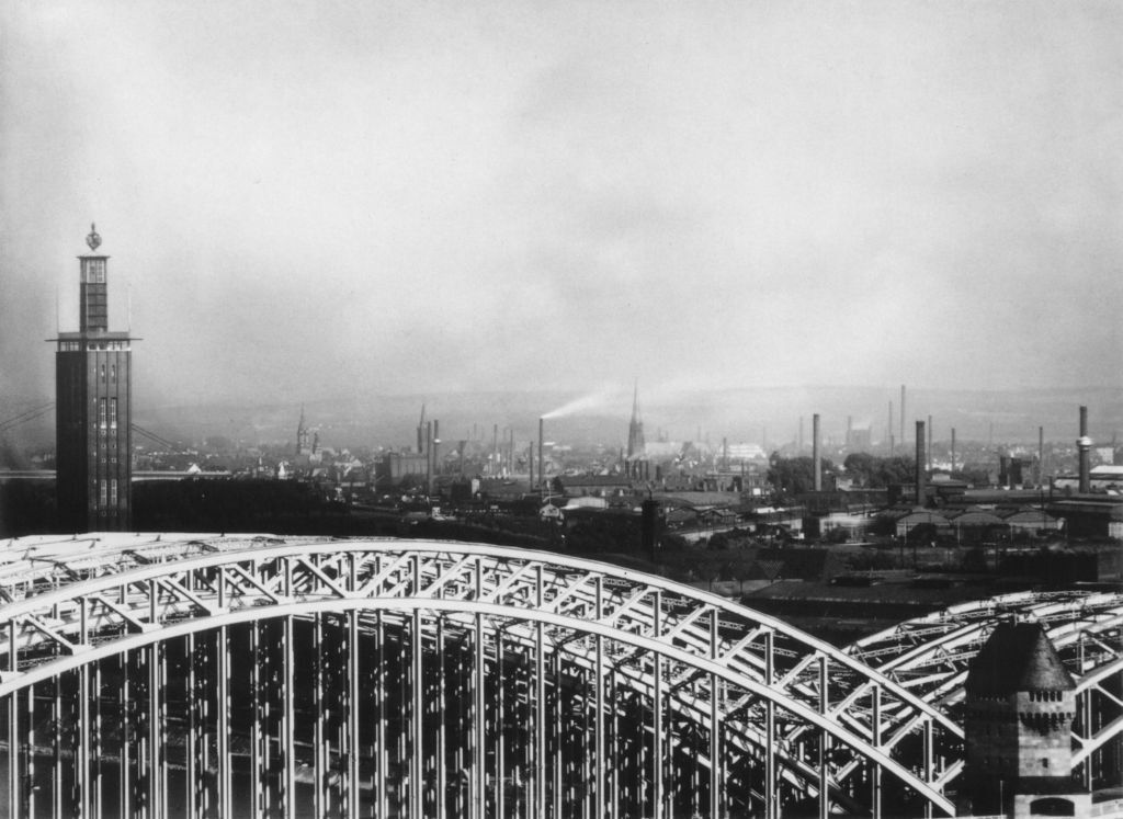 Kln - Cologne - August Sander - 487 - Mülheim nach 1928.jpg