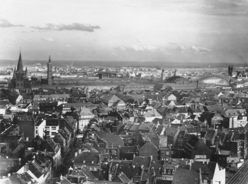 Kln - Cologne - August Sander - 492 - Blick über das Messegelnde und Deutz 30er Jahre.jpg