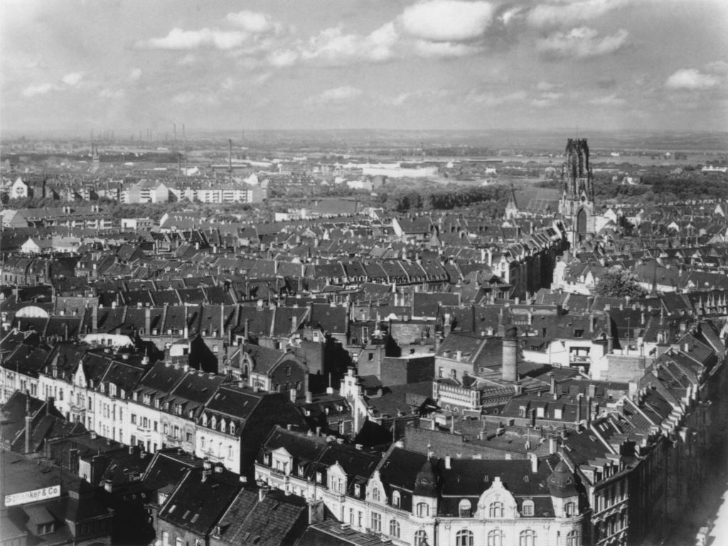 Kln - Cologne - August Sander - 495 - Husermeer um die Agneskirche 30er Jahre.jpg