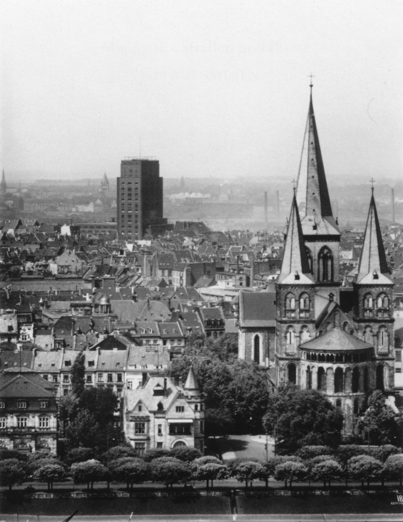 Kln - Cologne - August Sander - 497 - St. Kunibert und Hochhaus nach 1925.jpg