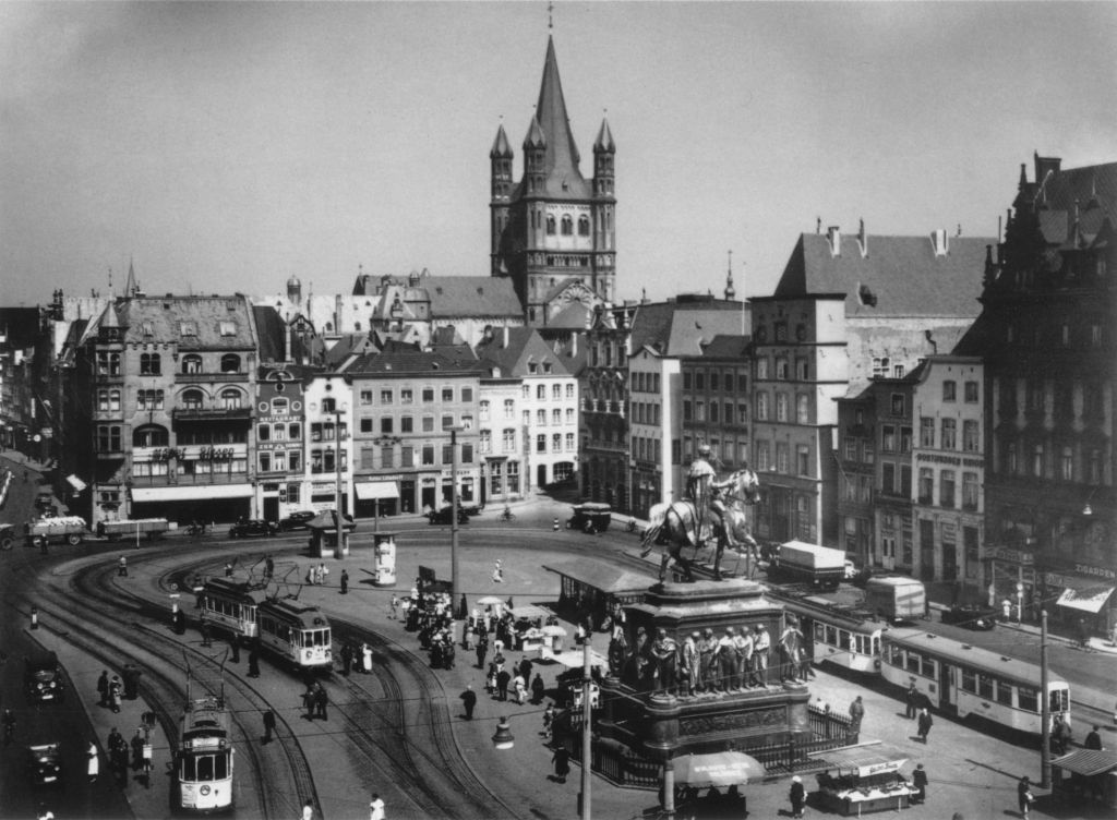 Kln - Cologne - August Sander - 505 -  Heumarkt 1938.jpg