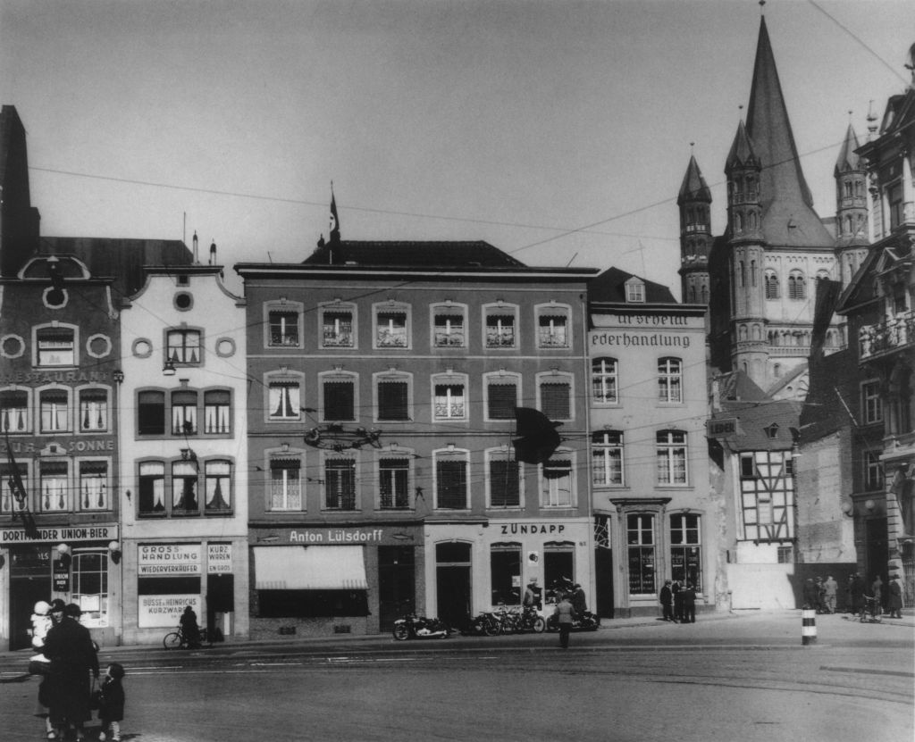 Kln - Cologne - August Sander - 508 - Heumarkt mit Blick auf St. Martin 30er Jahre.jpg