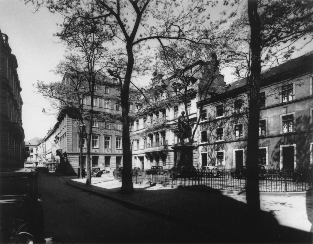 Kln - Cologne - August Sander - 510 - Laurenzplatz 30er Jahre.jpg