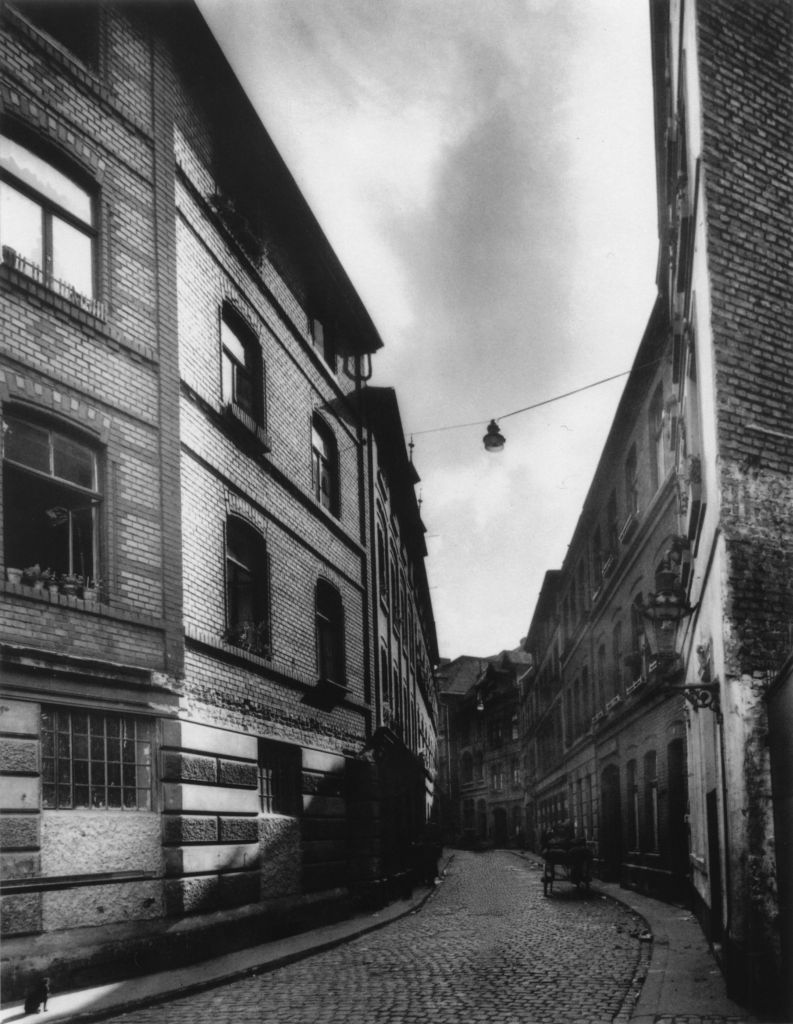 Kln - Cologne - August Sander - 513 - Im Stavenhof ca. 1929.jpg