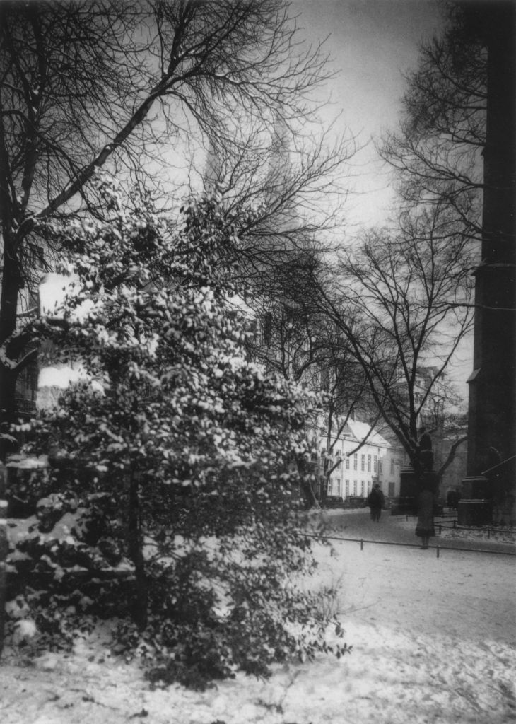 Kln - Cologne - August Sander - 514 - Am Wallraf-Richartz-Museum ca.1938.jpg