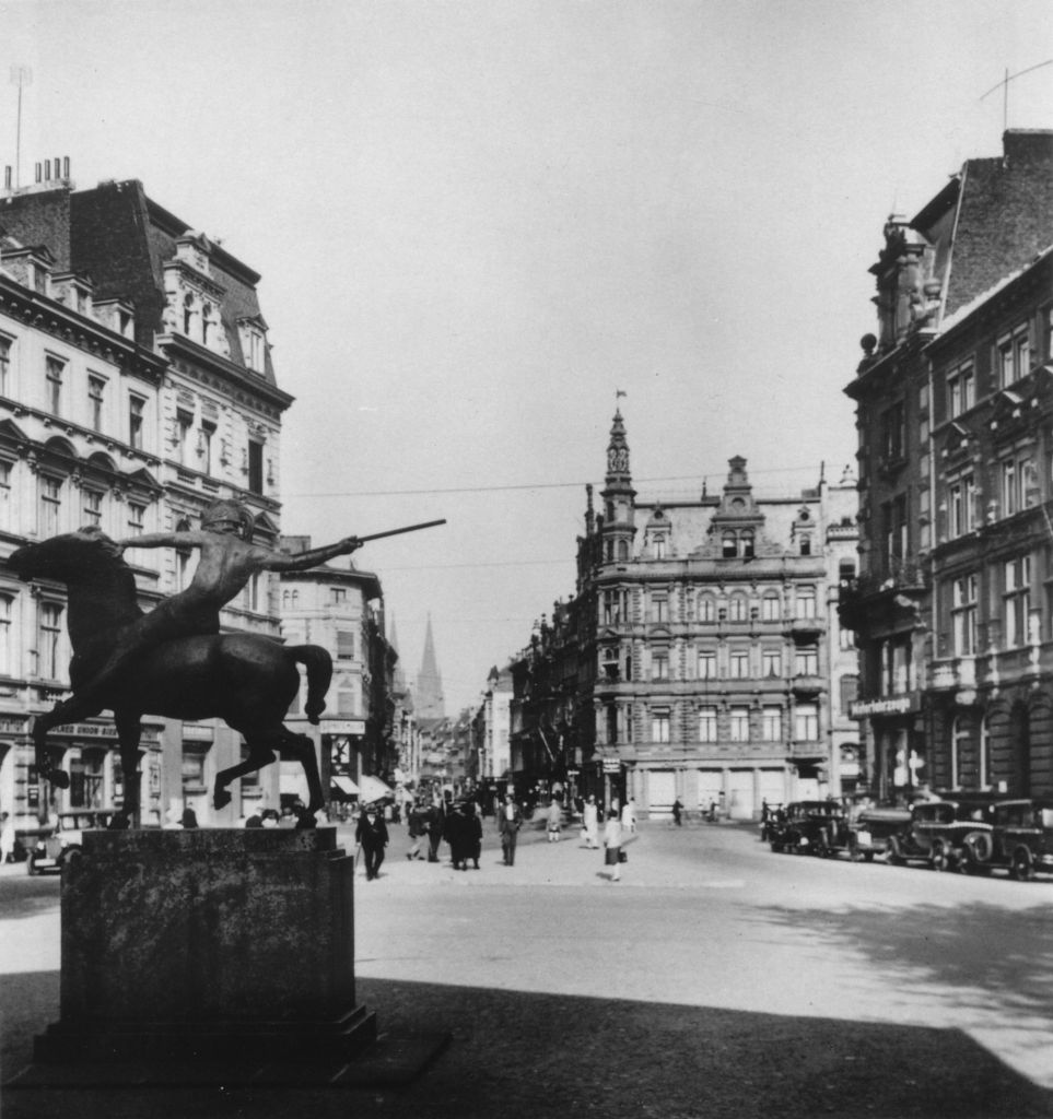 Kln - Cologne - August Sander - 516 - Friesenplatz 30er Jahre.jpg