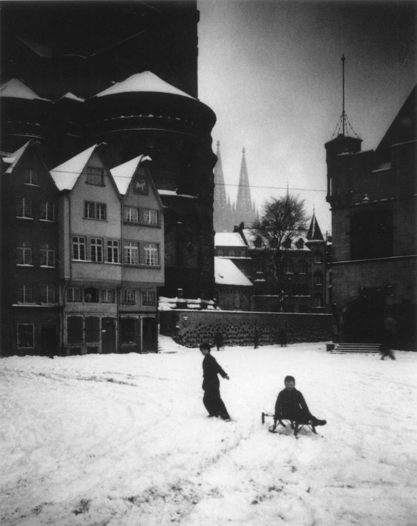 Kln - Cologne - August Sander - 522 - An Gro St. Martin ca. 1938.jpg