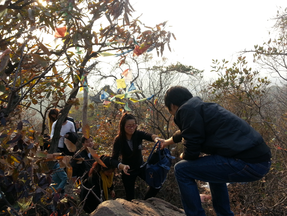 恋人同行登高，栖霞又一美景