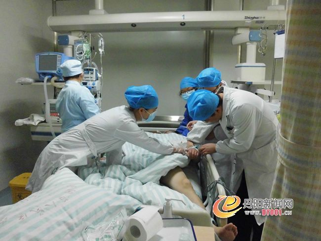 医生正在护理烦躁乱动的成强.JPG