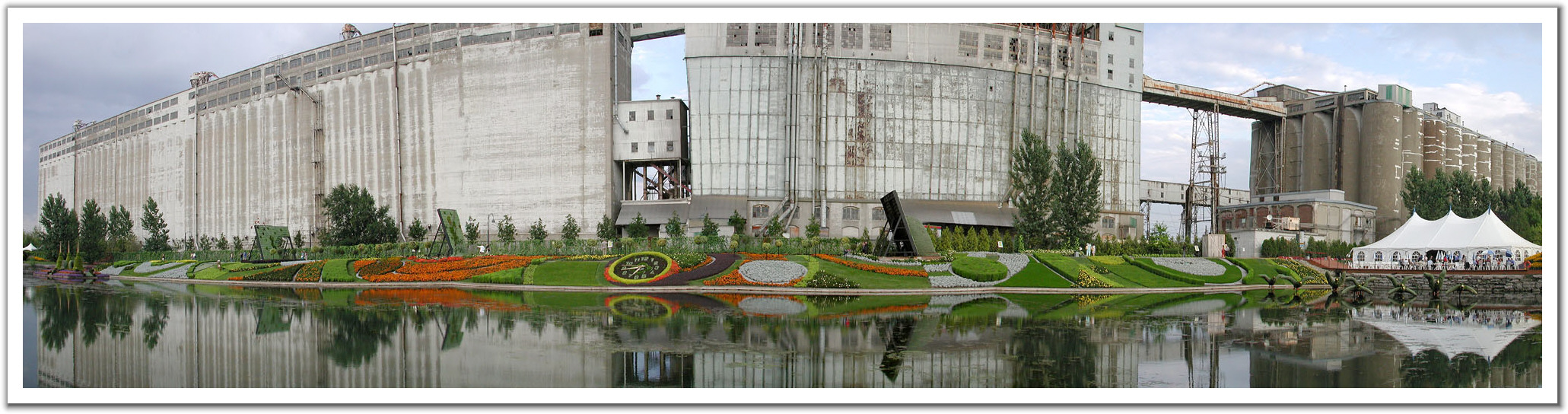 010825_Magician's_Garden_Floral_sculpture_display_Montreal.jpg