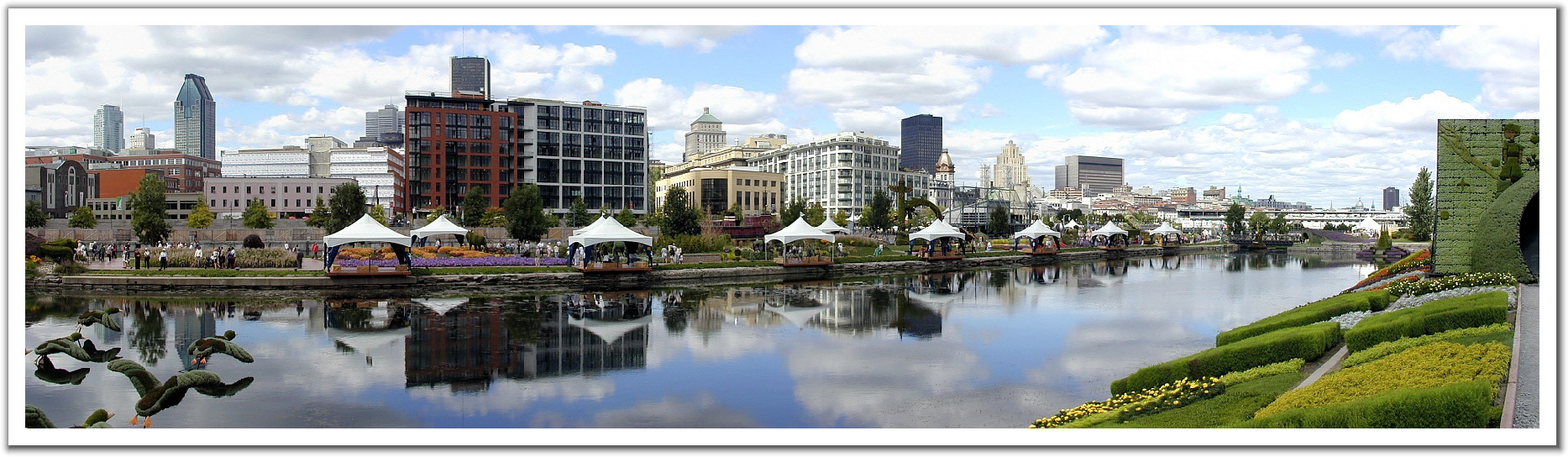 010902_Montreal_seen_from_Le_Jardin_des_Magiciens.jpg