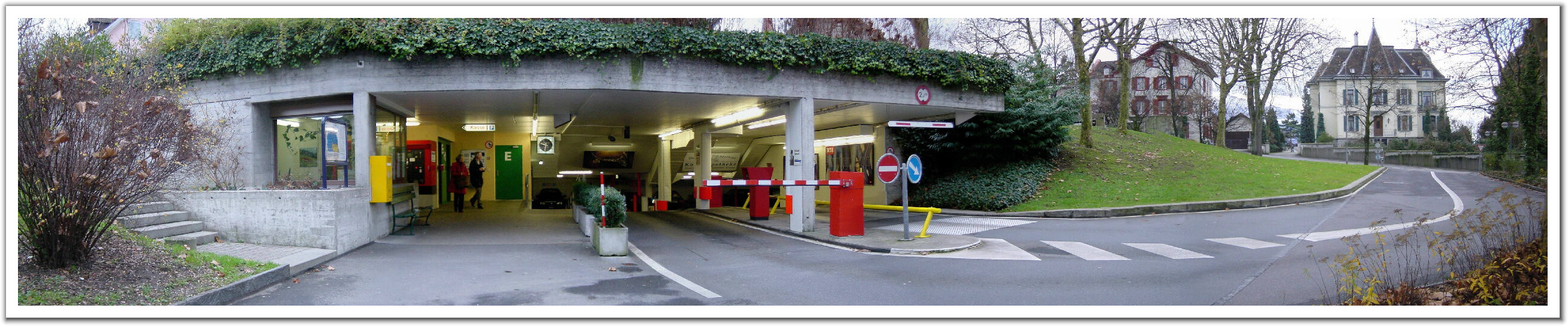 011229_Entrance_to_Parking.jpg