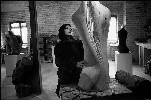 Karaj. La scultrice Fatemeh Omidian.jpg