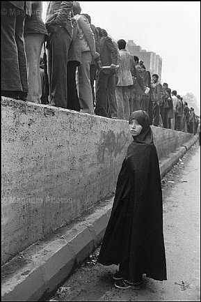 Teheran. Donna in chador, durante gli contri.jpg