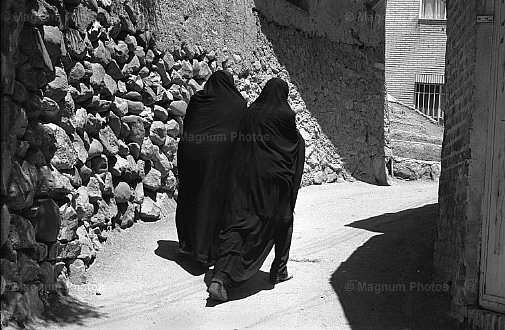 Teheran. Donne in chador nella strada per Darake.jpg