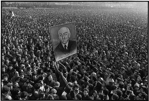 Teheran. Il ritratto di Mohammad Mossadegh, durante una manifestazione.jpg