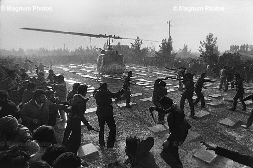 Teheran. Membri del Fronte Nazionale aspettano il ritorno di Khomeini dall'esilio.jpg