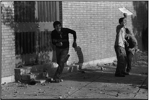 Teheran. Miliziani estremisti lanciano pietre in direzione di Massoud Radjavi.jpg